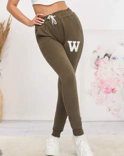 Sale Ciemnozielone damskie spodnie dresowe z kolorową naszywką Spodnie Dresowe