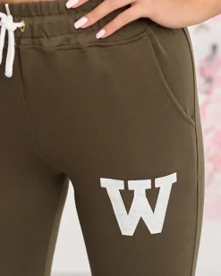 Sale Ciemnozielone damskie spodnie dresowe z kolorową naszywką Spodnie Dresowe