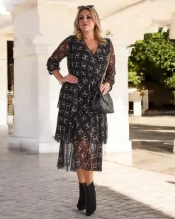 Outlet Czarna siateczkowa sukienka midi z printem Plus Size