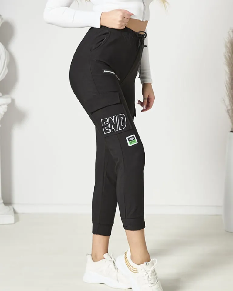 Outlet Czarne damskie spodnie typu bojówki z napisem Spodnie Cargo|Spodnie Materiałowe