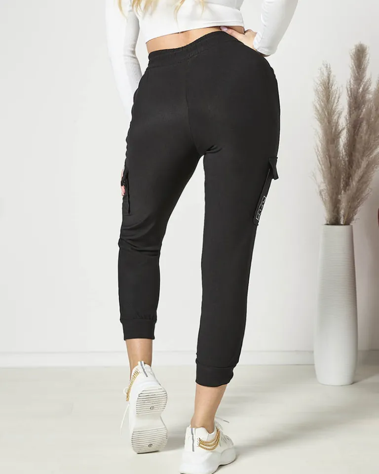 Outlet Czarne damskie spodnie typu bojówki z napisem Spodnie Cargo|Spodnie Materiałowe