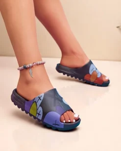 Sale Czarne gumowe klapki damskie z printem Pfizz Klapki Basenowe|Klapki Płaskie