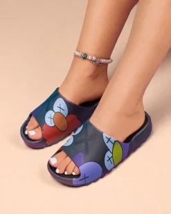 Sale Czarne gumowe klapki damskie z printem Pfizz Klapki Basenowe|Klapki Płaskie