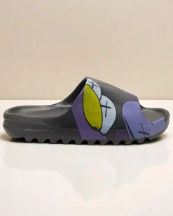 Sale Czarne gumowe klapki damskie z printem Pfizz Klapki Basenowe|Klapki Płaskie