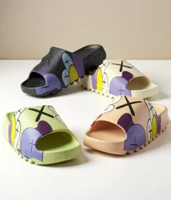 Sale Czarne gumowe klapki damskie z printem Pfizz Klapki Basenowe|Klapki Płaskie