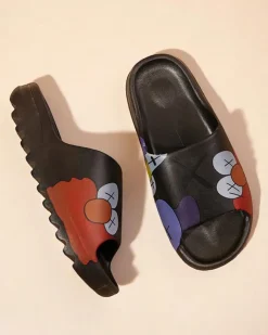 Sale Czarne gumowe klapki damskie z printem Pfizz Klapki Basenowe|Klapki Płaskie