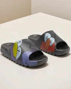 Sale Czarne gumowe klapki damskie z printem Pfizz Klapki Basenowe|Klapki Płaskie