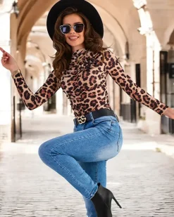 Discount Damska bluzka z marszczeniem i kwiatem Bluzki / Koszule / Koszulki