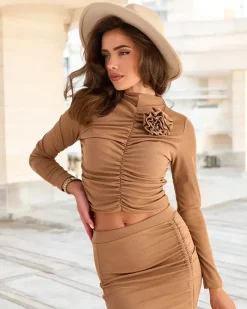 Online Damska bluzka z marszczeniem i kwiatem Bluzki / Koszule / Koszulki