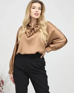 Discount Damska brązowa długa satynowa bluzka z wiązaniem Bluzki / Koszule / Koszulki