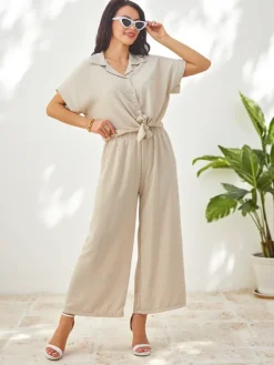 Clearance Damski komplet z wiązaną koszulą z krótkim rękawem i poszerzanymi spodniami z cyrkoniami Damskie Komplety Damskie