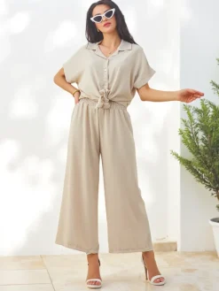 Clearance Damski komplet z wiązaną koszulą z krótkim rękawem i poszerzanymi spodniami z cyrkoniami Damskie Komplety Damskie