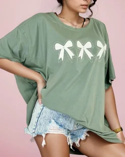 Best Damski t-shirt z naszywką w kształcie kokardki Bluzki / Koszule / Koszulki