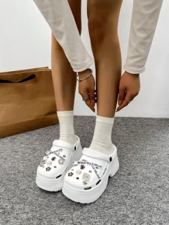 Damskie gumowe klapki z ozdobami Dellos Klapki Płaskie