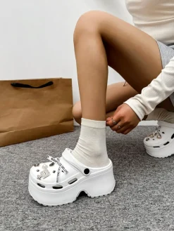 Damskie gumowe klapki z ozdobami Dellos Klapki Płaskie