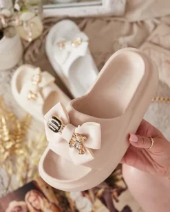 Sale Damskie gumowe klapki z ozdobną kokardką Apis Klapki Płaskie