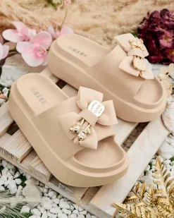 Sale Damskie gumowe klapki z ozdobną kokardką Apis Klapki Płaskie