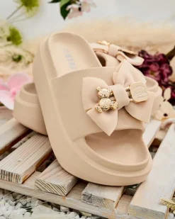 Sale Damskie gumowe klapki z ozdobną kokardką Apis Klapki Płaskie