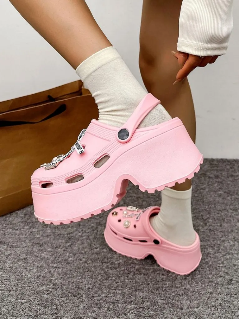 Damskie gumowe klapki z ozdobami Dellos Klapki Płaskie