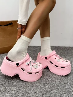 Damskie gumowe klapki z ozdobami Dellos Klapki Płaskie