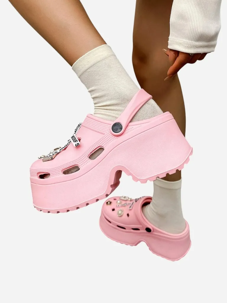 Damskie gumowe klapki z ozdobami Dellos Klapki Płaskie