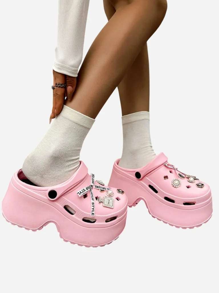 Damskie gumowe klapki z ozdobami Dellos Klapki Płaskie