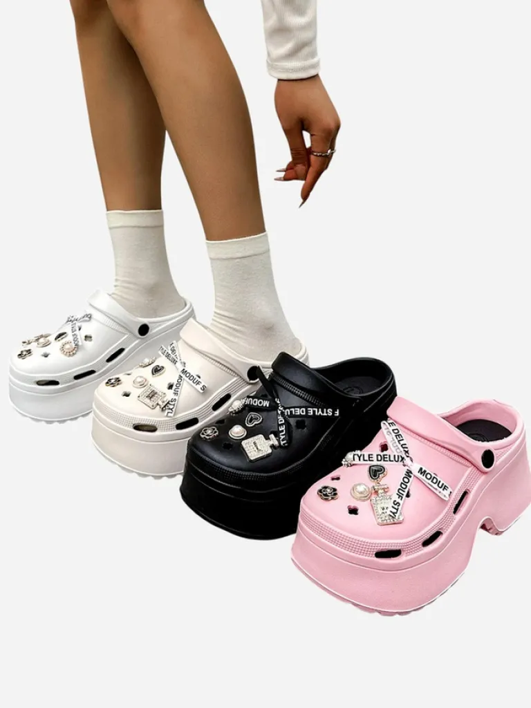 Damskie gumowe klapki z ozdobami Dellos Klapki Płaskie