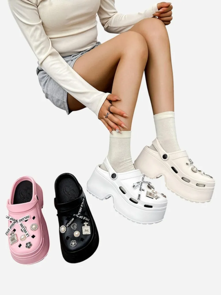 Damskie gumowe klapki z ozdobami Dellos Klapki Płaskie