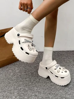 Damskie gumowe klapki z ozdobami Dellos Klapki Płaskie