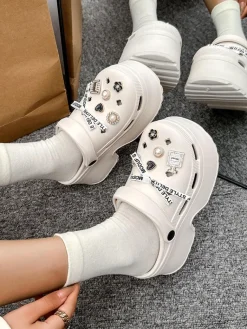 Damskie gumowe klapki z ozdobami Dellos Klapki Płaskie