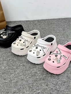 Damskie gumowe klapki z ozdobami Dellos Klapki Płaskie