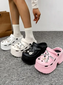 Damskie gumowe klapki z ozdobami Dellos Klapki Płaskie