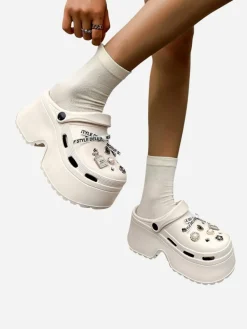 Damskie gumowe klapki z ozdobami Dellos Klapki Płaskie