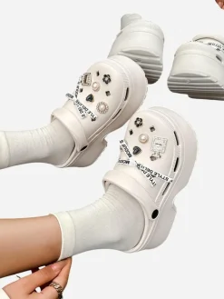 Damskie gumowe klapki z ozdobami Dellos Klapki Płaskie