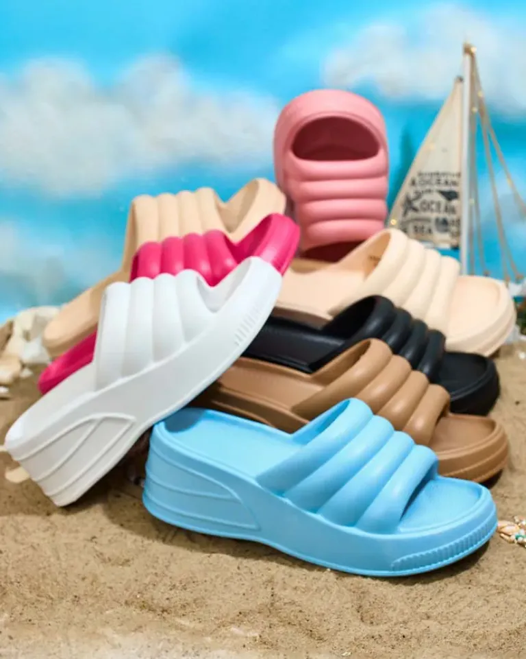 Sale Damskie klapki gumowe Kooli Klapki Płaskie