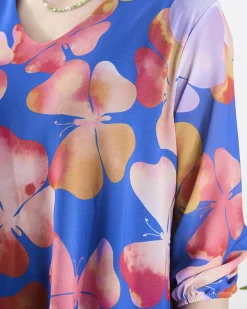 Sale Granatowa sukienka damska z printem i falbanką Sukienki Krótkie