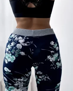 Best Granatowe spodenki damskie 3/4 w zielone kwiaty Spodenki 3/4|Krótkie Spodenki