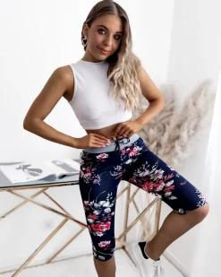 New Granatowe spodenki damskie 3/4 w czerwone kwiaty Spodenki 3/4|Krótkie Spodenki