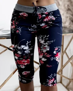 New Granatowe spodenki damskie 3/4 w czerwone kwiaty Spodenki 3/4|Krótkie Spodenki