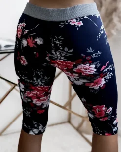 New Granatowe spodenki damskie 3/4 w czerwone kwiaty Spodenki 3/4|Krótkie Spodenki