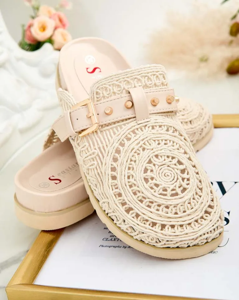 Sale Klapki damskie z haftem Leronip Klapki Płaskie