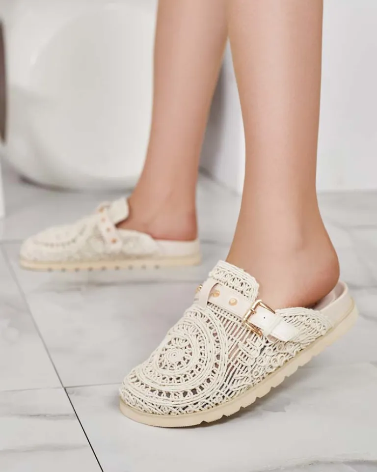 Sale Klapki damskie z haftem Leronip Klapki Płaskie