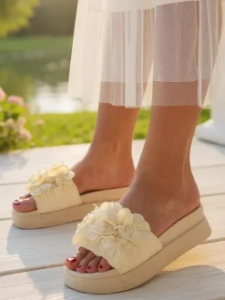 Outlet Klapki damskie z kwiatuszkami Frezja Klapki Płaskie