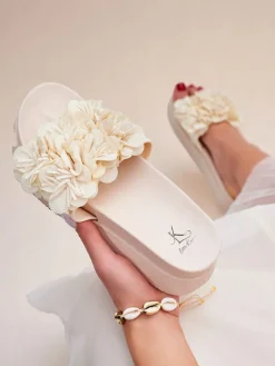 Outlet Klapki damskie z kwiatuszkami Frezja Klapki Płaskie