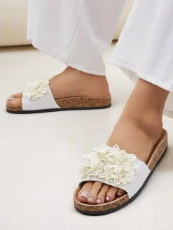 Clearance Klapki damskie z kwiatuszkami Occes Klapki Płaskie