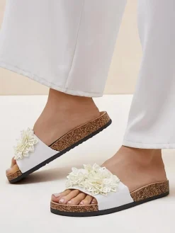 Clearance Klapki damskie z kwiatuszkami Occes Klapki Płaskie