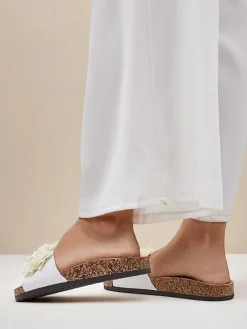 Clearance Klapki damskie z kwiatuszkami Occes Klapki Płaskie