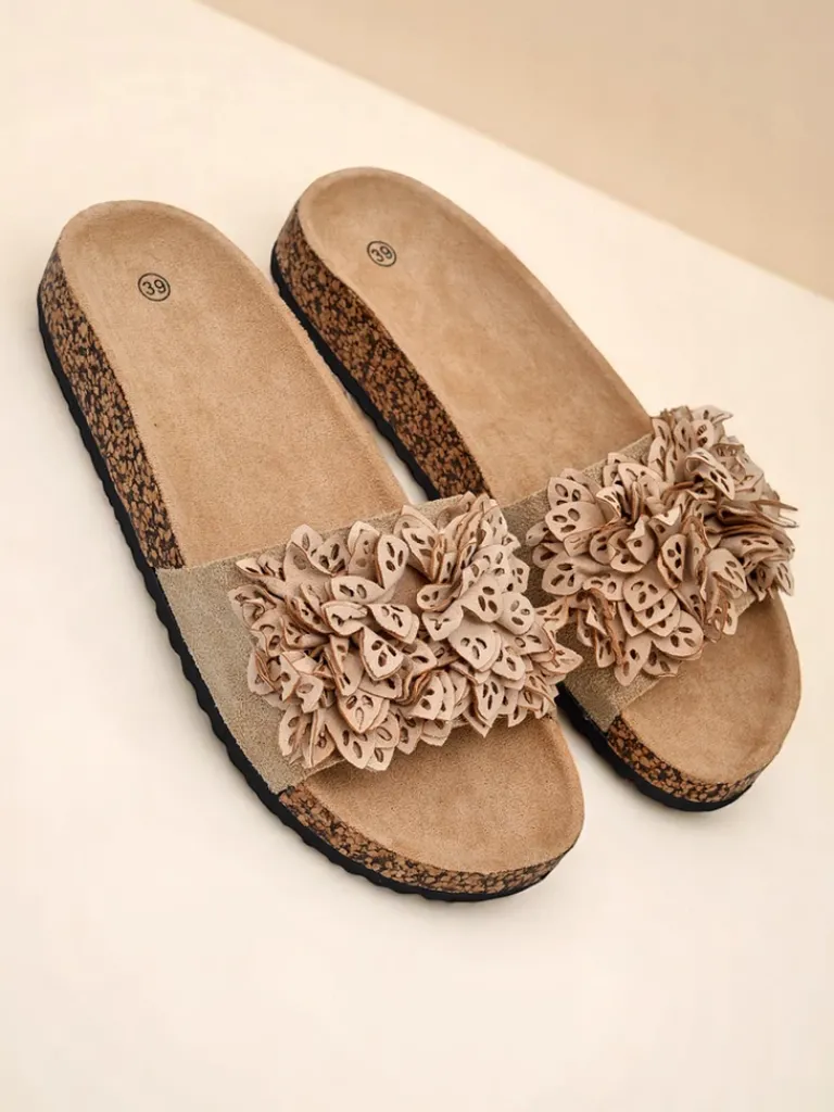 Discount Klapki damskie z kwiatuszkami Occes Ugc|Klapki Płaskie