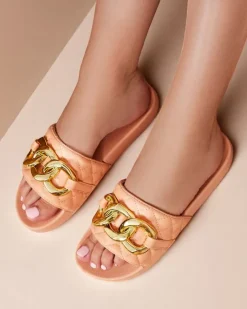 Discount Koralowe damskie pikowane klapki ze złotym łańcuszkiem Eteris Klapki Płaskie