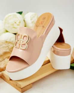 Lakierowane damskie klapki na koturnie Sailla Klapki Na Obcasie